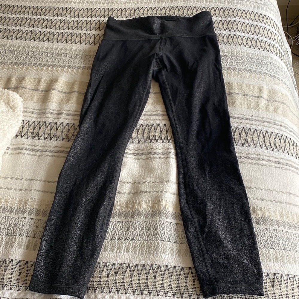 Size 6 Lululemon Train Times 7/8 Pant *25"
Luminosity Foil Print Black